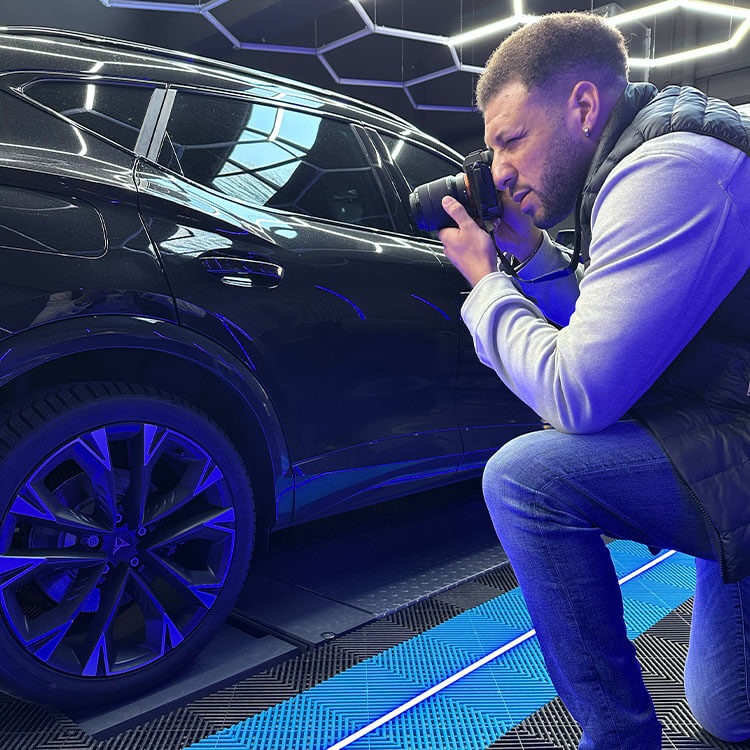 Kfz Gutachter überprüft Schaden an Auto mit Kamera