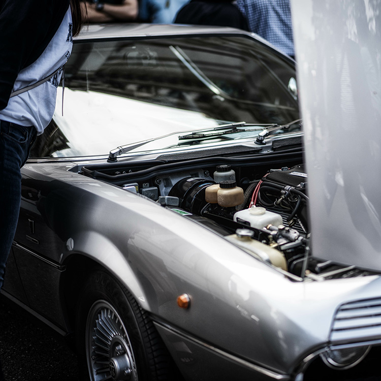 Oldtimer mit geöffnetem Motorraum bei der Begutachtung für ein Oldtimergutachten